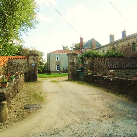 Le Manoir "Aux Douves" Bed and Breakfast Bazoges-en-Paillers Exteriör bild