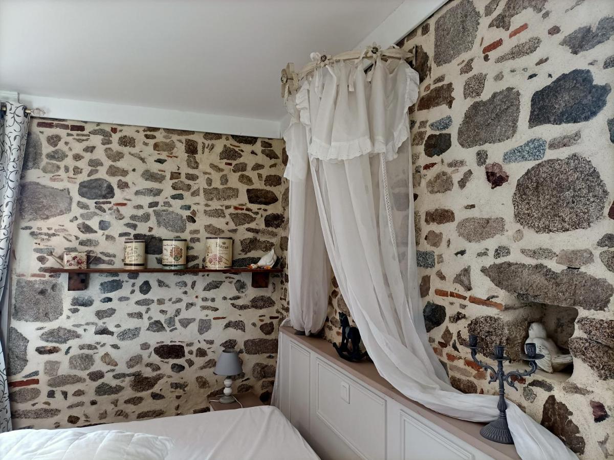 Le Manoir "Aux Douves" Bed and Breakfast Bazoges-en-Paillers Exteriör bild
