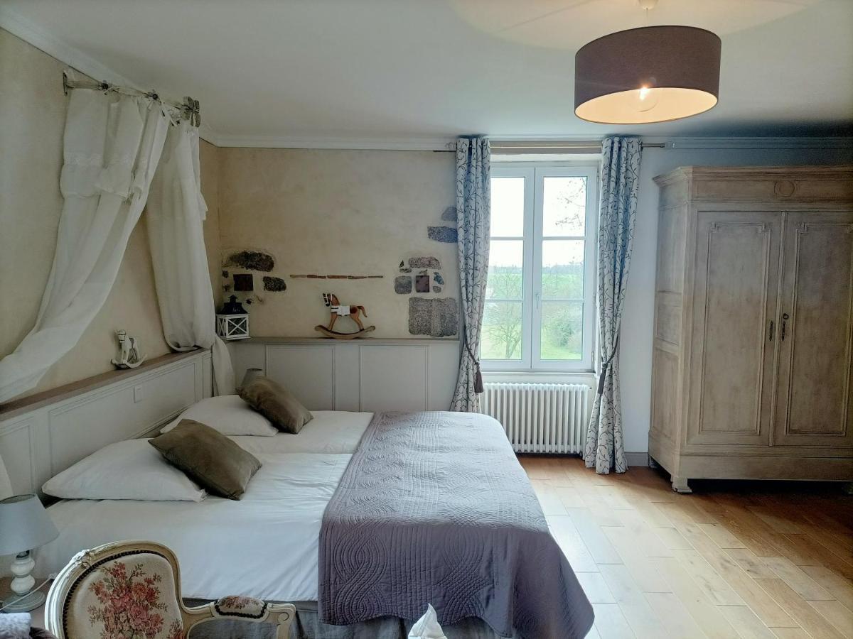 Le Manoir "Aux Douves" Bed and Breakfast Bazoges-en-Paillers Exteriör bild