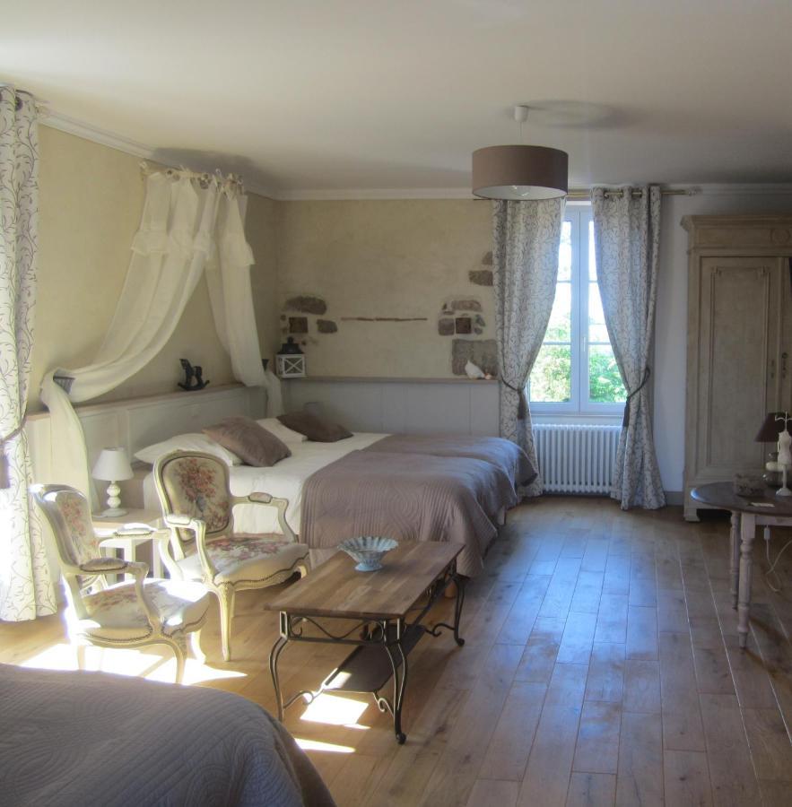 Le Manoir "Aux Douves" Bed and Breakfast Bazoges-en-Paillers Exteriör bild