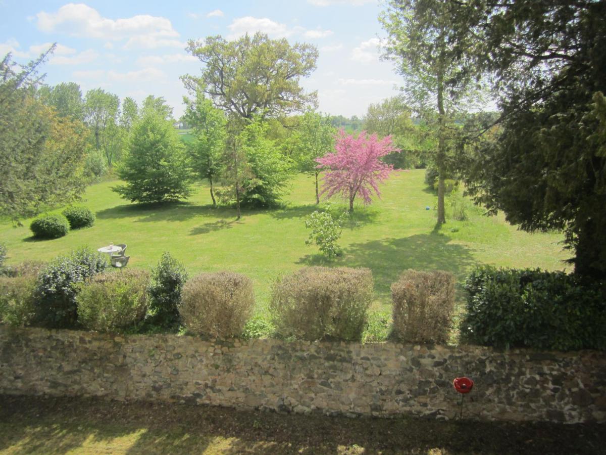 Le Manoir "Aux Douves" Bed and Breakfast Bazoges-en-Paillers Exteriör bild