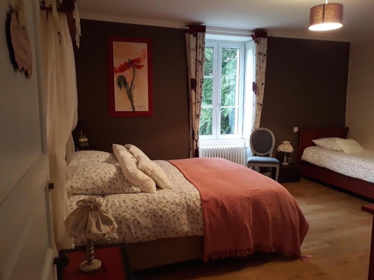 Le Manoir "Aux Douves" Bed and Breakfast Bazoges-en-Paillers Exteriör bild