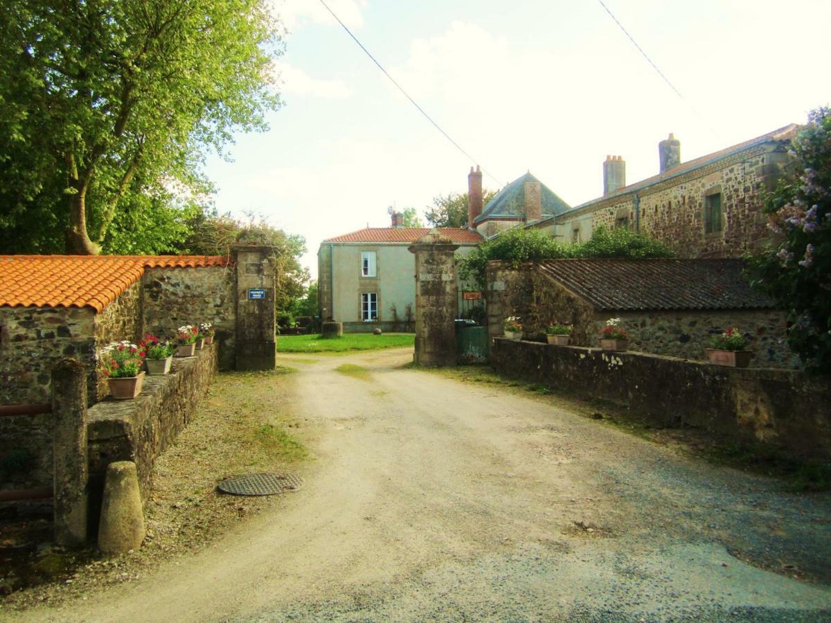 Le Manoir "Aux Douves" Bed and Breakfast Bazoges-en-Paillers Exteriör bild