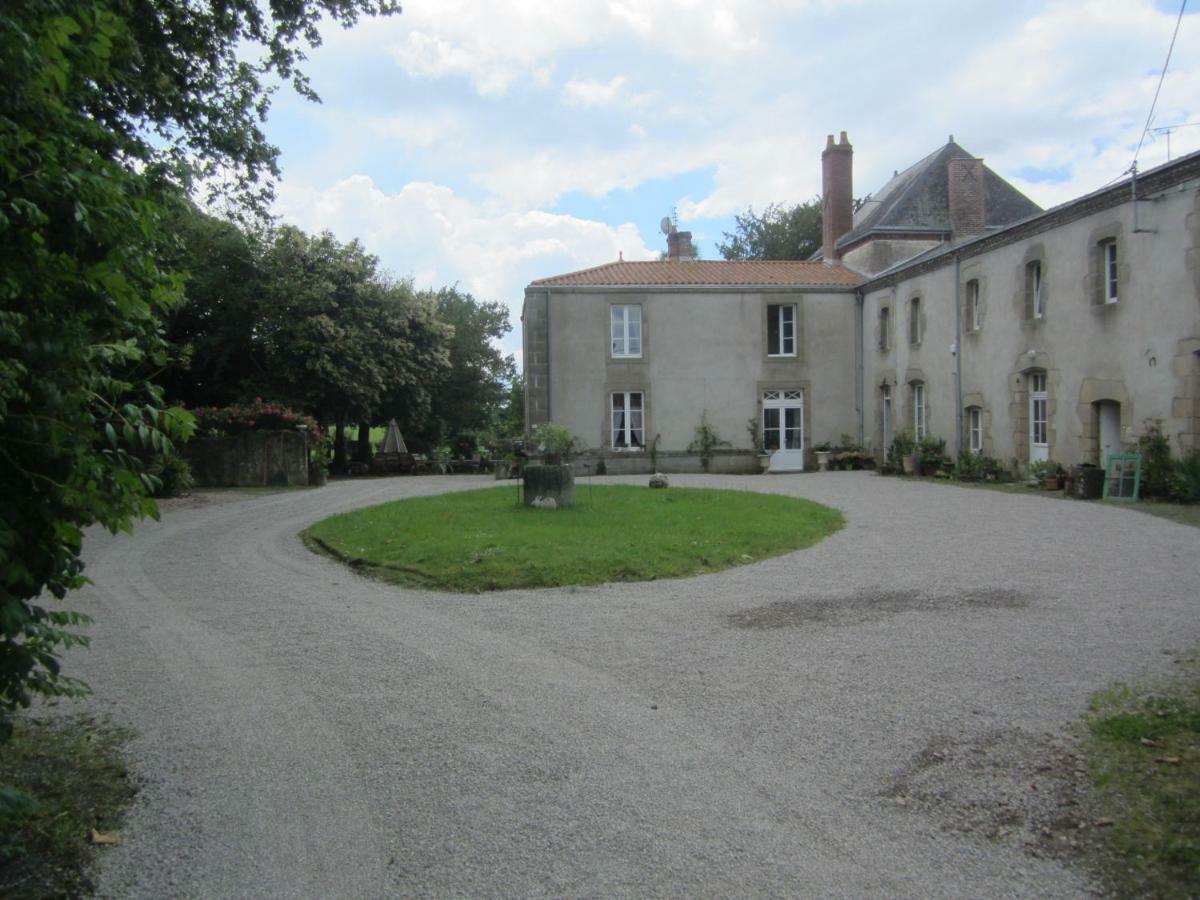 Le Manoir "Aux Douves" Bed and Breakfast Bazoges-en-Paillers Exteriör bild