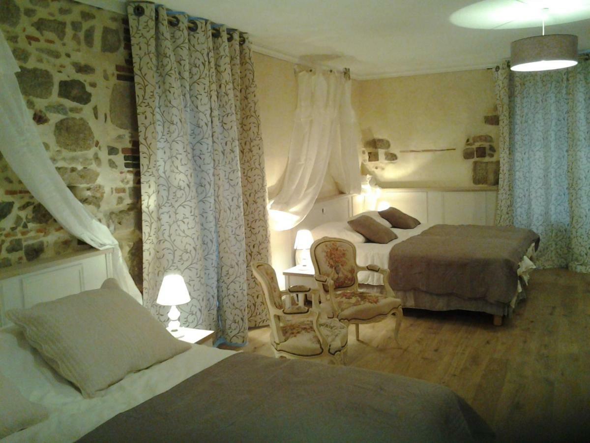 Le Manoir "Aux Douves" Bed and Breakfast Bazoges-en-Paillers Exteriör bild