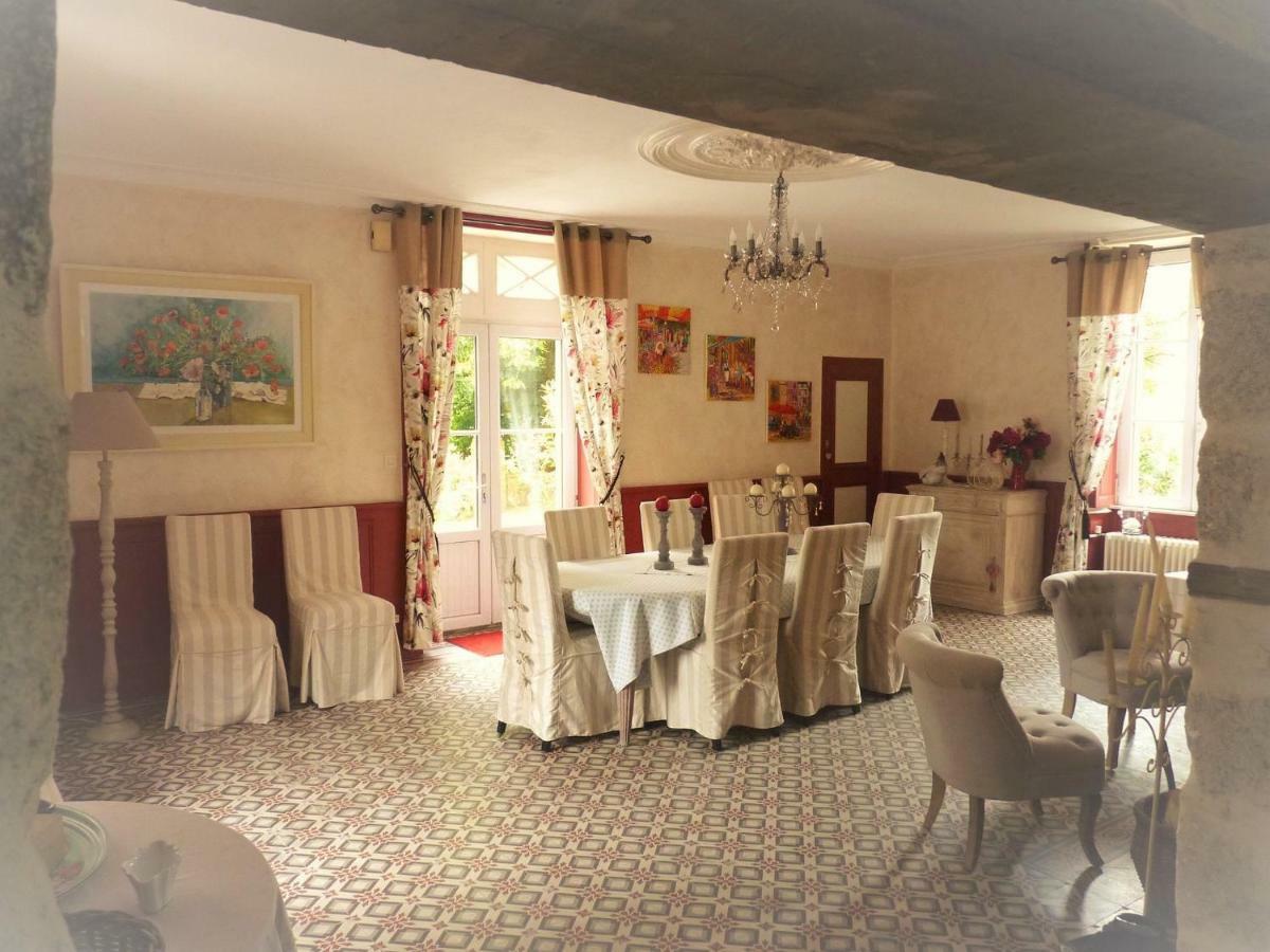 Le Manoir "Aux Douves" Bed and Breakfast Bazoges-en-Paillers Exteriör bild