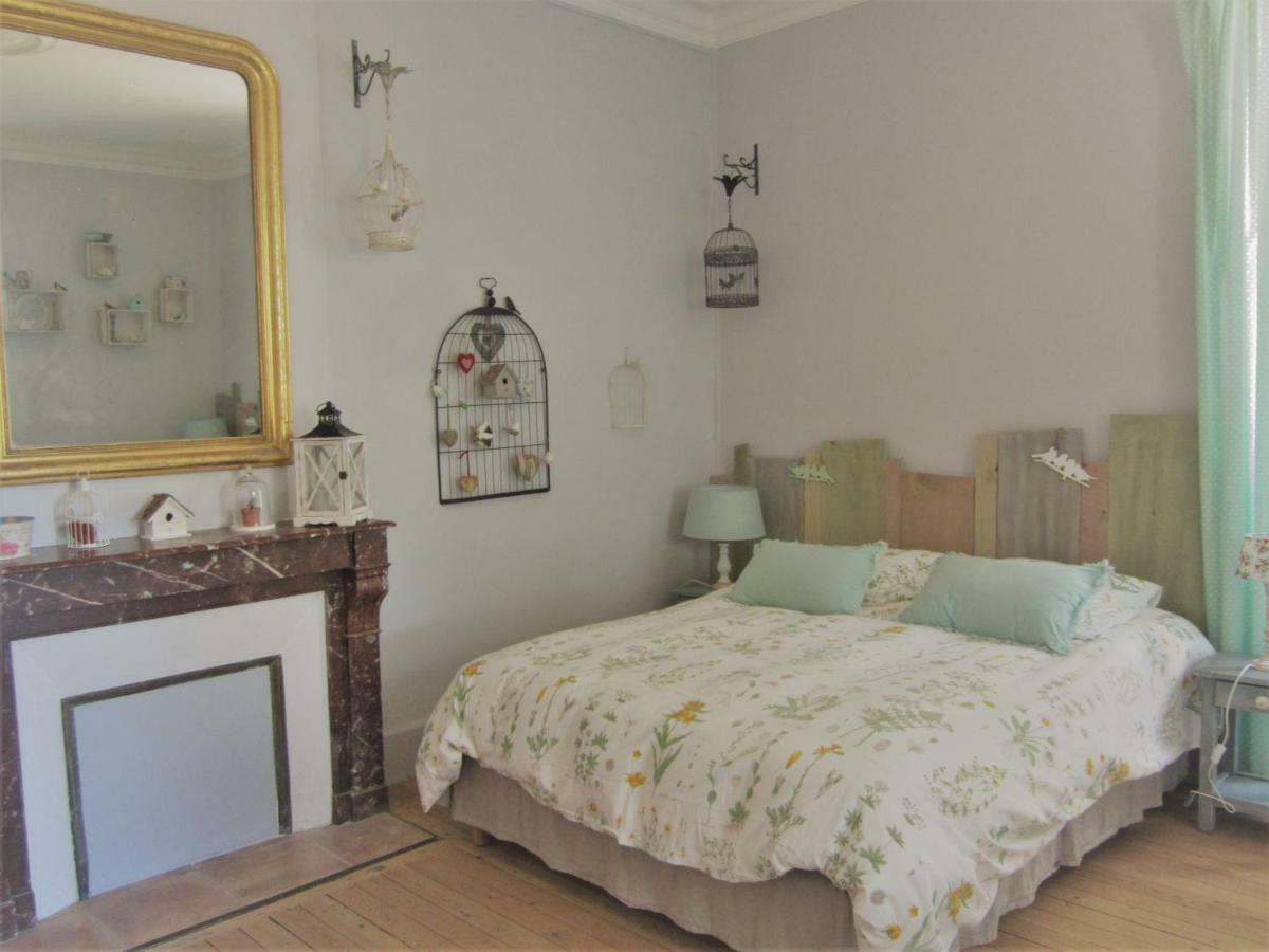 Le Manoir "Aux Douves" Bed and Breakfast Bazoges-en-Paillers Exteriör bild
