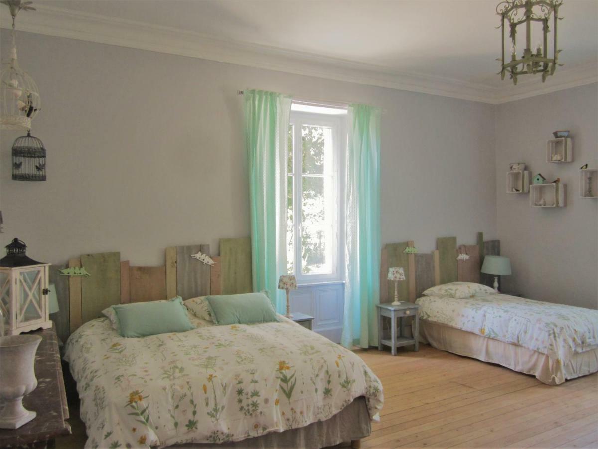 Le Manoir "Aux Douves" Bed and Breakfast Bazoges-en-Paillers Exteriör bild