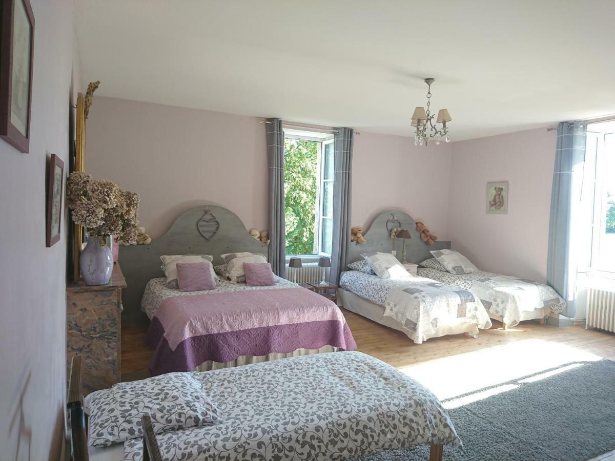 Le Manoir "Aux Douves" Bed and Breakfast Bazoges-en-Paillers Exteriör bild