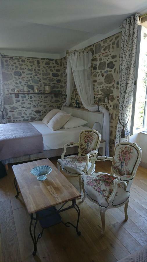 Le Manoir "Aux Douves" Bed and Breakfast Bazoges-en-Paillers Exteriör bild