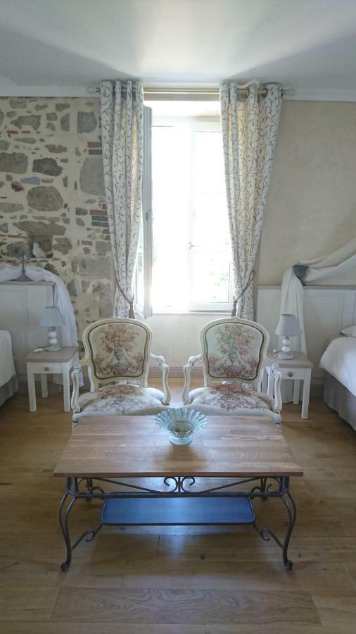 Le Manoir "Aux Douves" Bed and Breakfast Bazoges-en-Paillers Exteriör bild